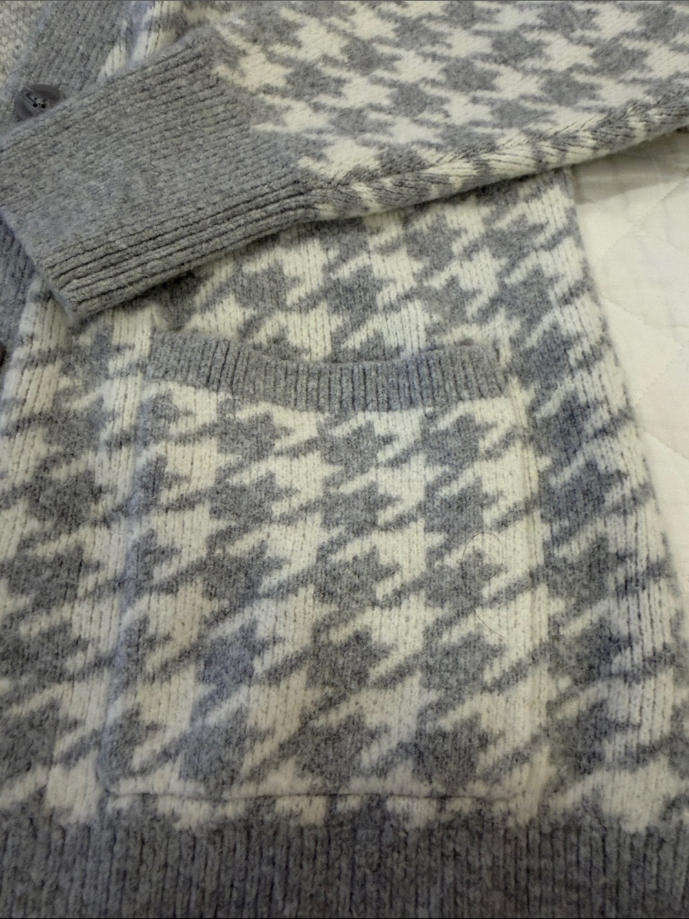 Abercrombie & Fitch Gray and Cream Houndstooth Button Cardigan - Picture 4 of 5